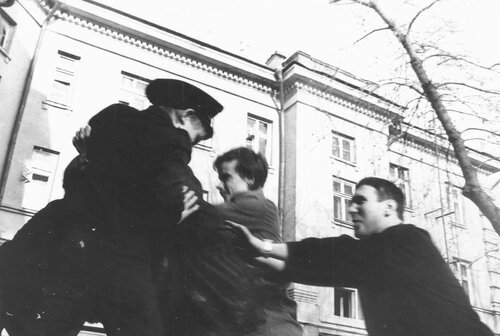 1989-05 Снимок для газеты ''Вопль Мегаполиса'' - полиция избивает рабочих